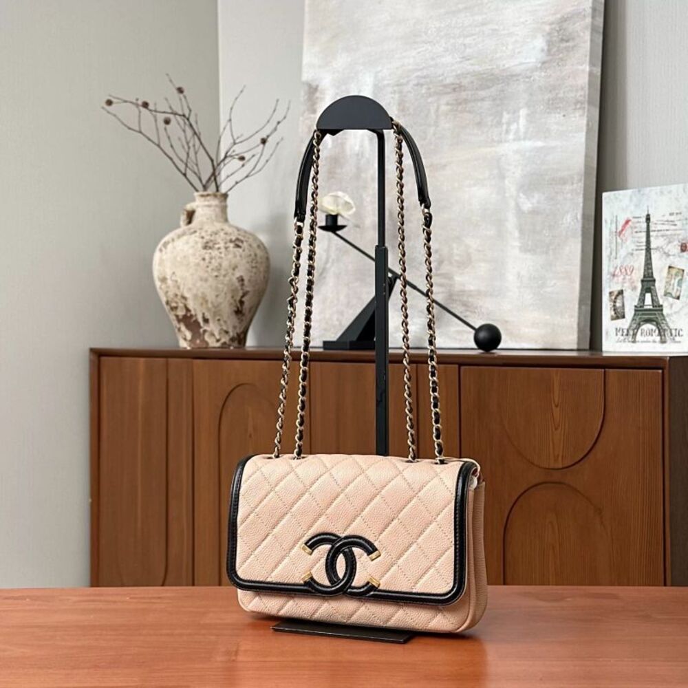 Chanel Women Pre-Loved Bag Very Good Condition - Picture 2 of 6